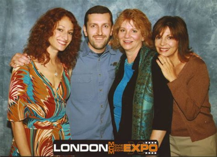 How tall is Ellen Sandweiss