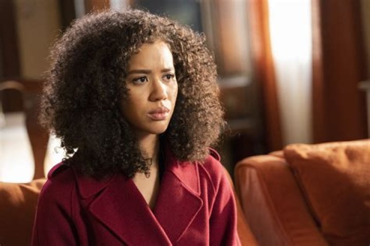 How tall is Jasmin Savoy Brown