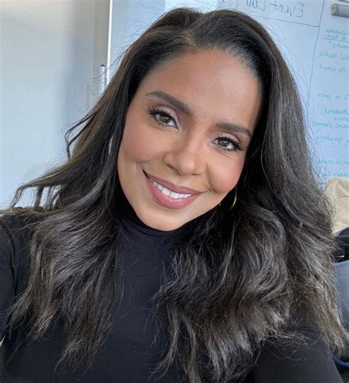 How tall is Sanaa Lathan